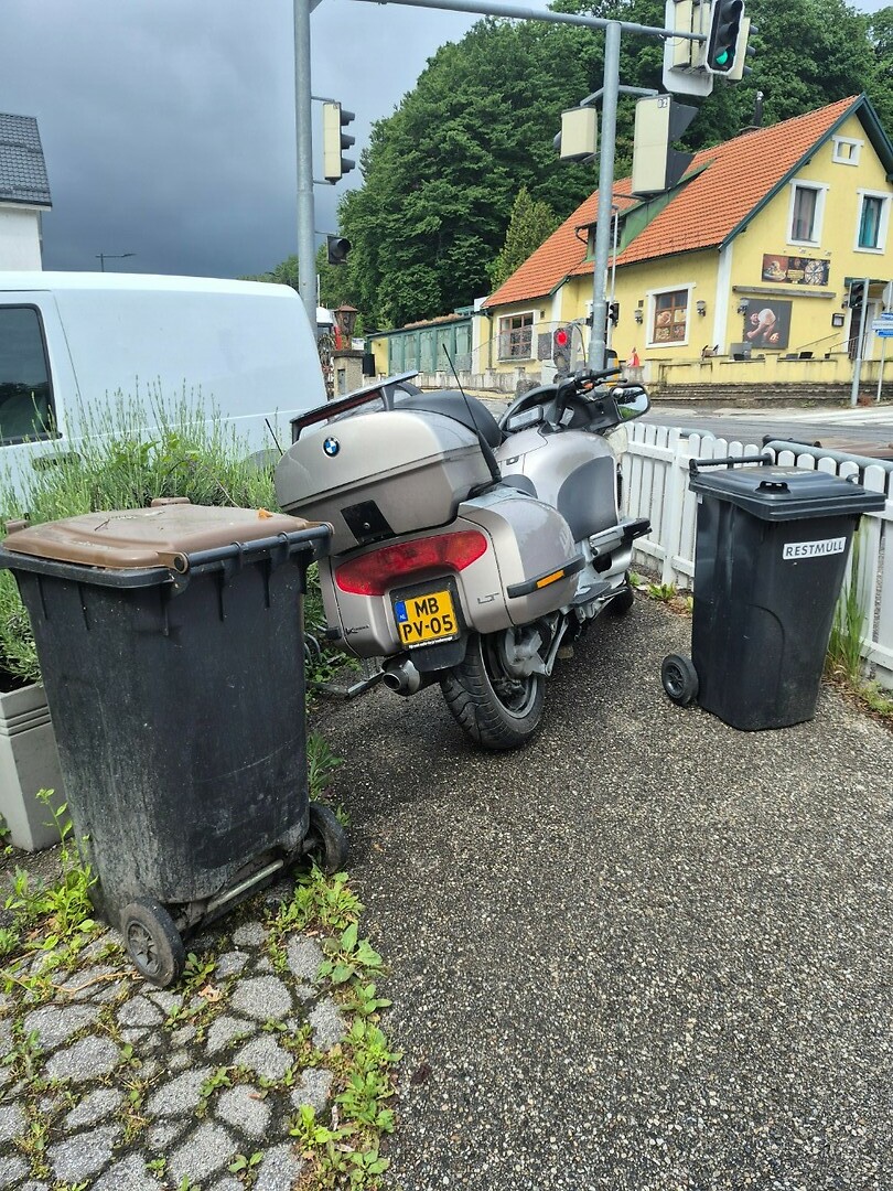 Grappig. De eigenaar van het hotel had onze motor 'beschermd' met kliko's :-)