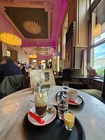 Jammer dat de koffie lauw was. Wel een mooie oude zaak uit 1895.