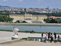 Een mooi uitzicht vanaf de Gloriette naar het paleis Schönbrunn en daarachter Wenen.