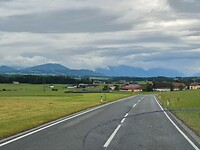 Het lijkt of de wolken op de berg blijven hangen.