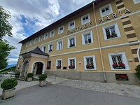 Ons hotel. Ik vind het mooi. Daar denkt Har anders over :-)