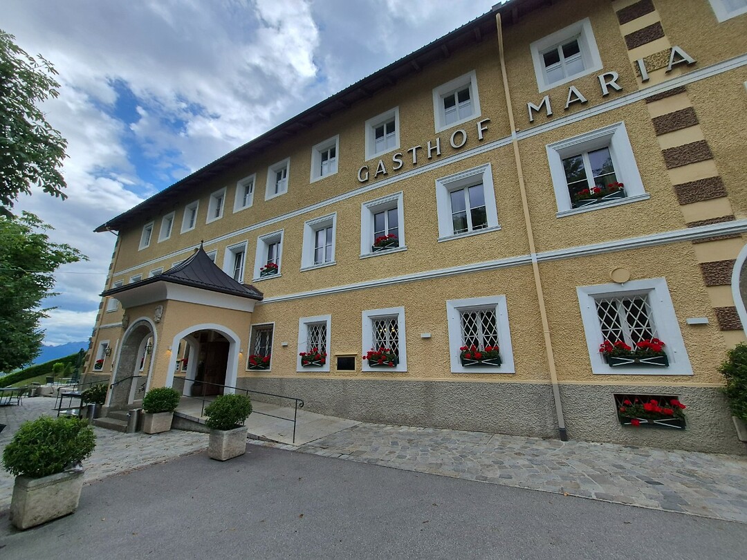 Ons hotel. Ik vind het mooi. Daar denkt Har anders over :-)