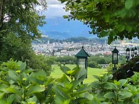 Vanaf het terras zicht op Salzburg