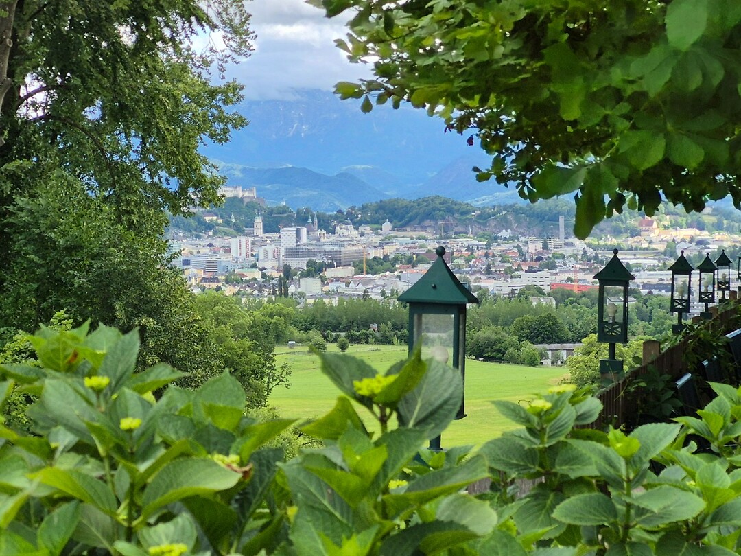 Vanaf het terras zicht op Salzburg