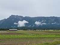 De wolken hangen tussen de bergen