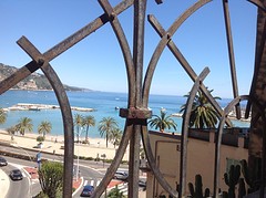 Menton door de tralies