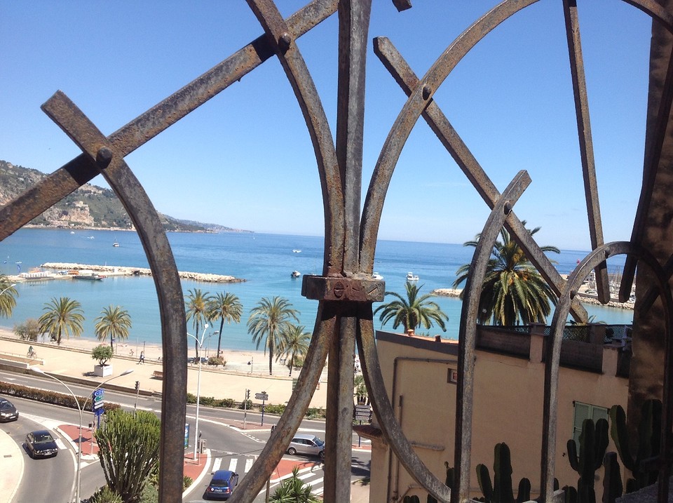 Menton door de tralies