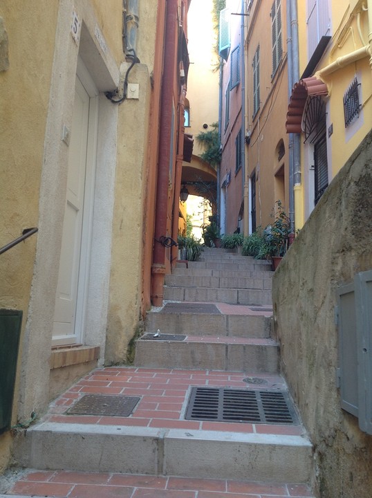 Een van de vele trappen in Menton