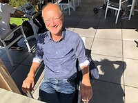 Het terras bin de orangerie in de najaarszon
