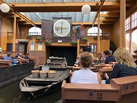 Het veilinggebouw met de boot in het midden