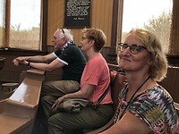 Franklin, Jacky en Miriam in het veilinggebouw
