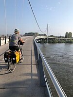 Miriam over de brug