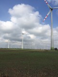 De windmolens in Oostenrijk terwijl wij op de grens lopen