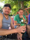 2 lokale bouwvakkers in Hongarije tijdens de lunchpauze! 3 liter bier verder.. Weer het dak op