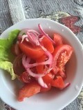 Met een heerlijk tomaten slaatje! De tomaten in Hongarije smaken tenminste nog naar tomaten!!
