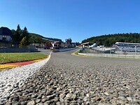 Eau rouge over asfalt