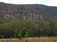 Berg achter de camping
