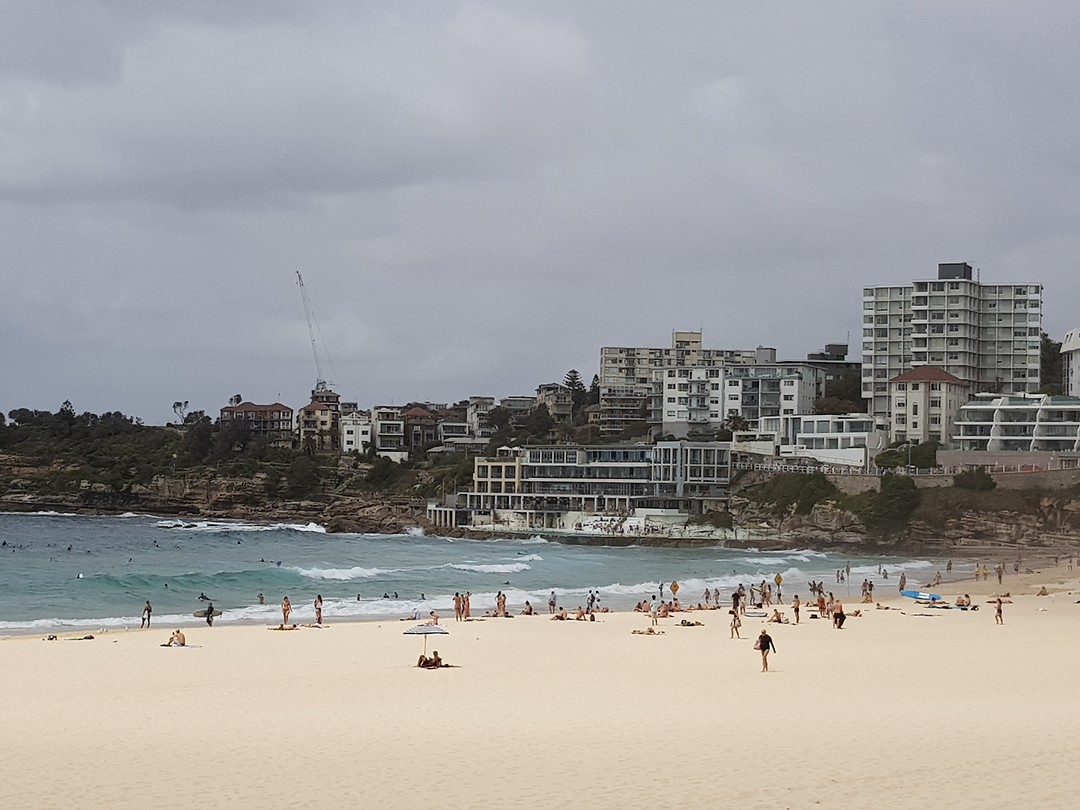 Bondi beach met rechts het zout water zwembad