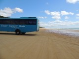 4WD bus op 75-Mile Beach