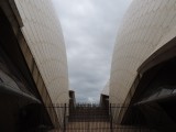 Tussen de twee gebouwen in