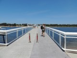 Brug over rivier naar het strand