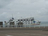De ferry meert aan, klaar voor vertrek...