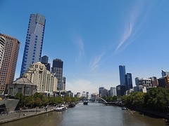 The Yarra River links Southbank/ Rechts CBD