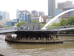Bar onder brug, prachtig concept!