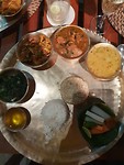 Mooie uitgave van traditionele Nepalese gerecht, dal bhat.