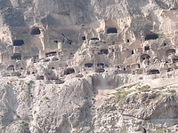 Vardzia grottenstad (van afstand)