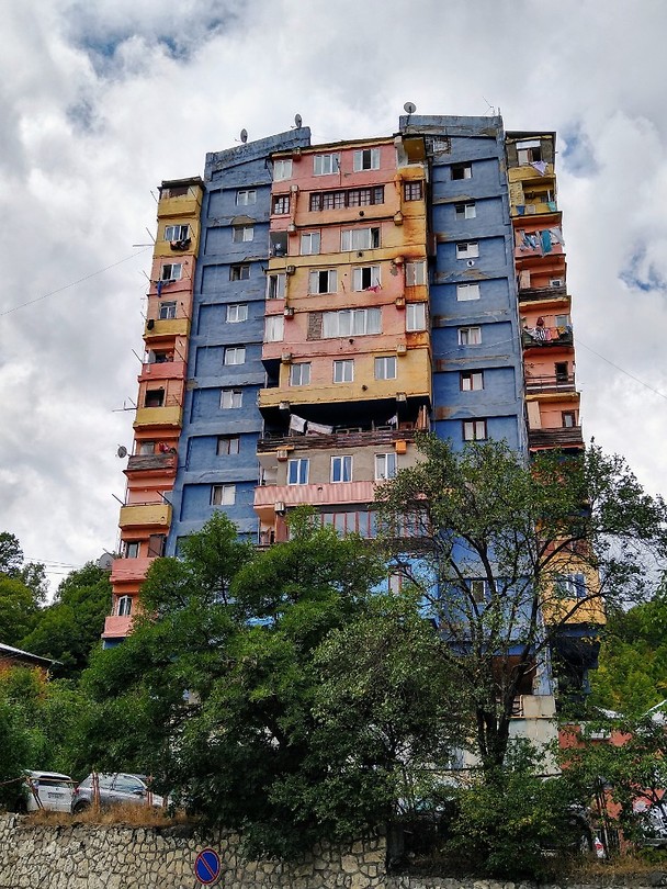 Vervallen flat in Borjomi (nog uit Sowjet tijdperk)