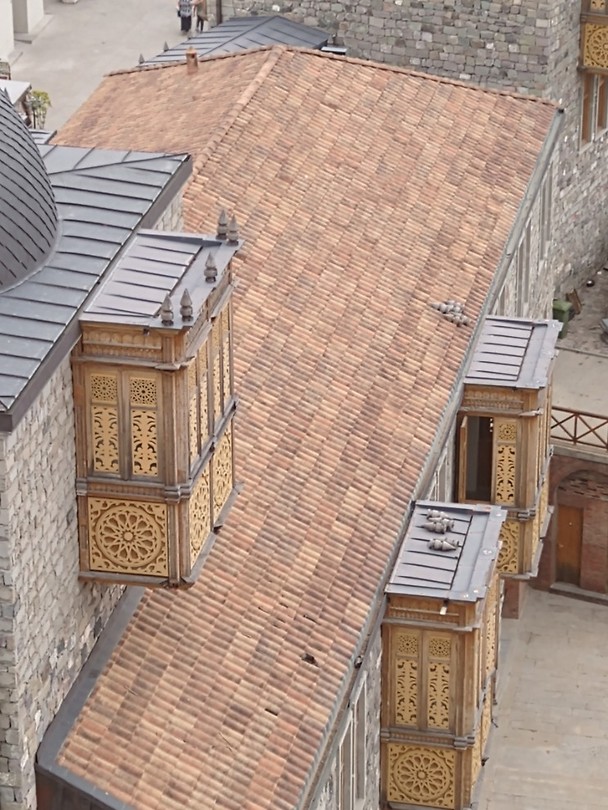 Typische architectuur uit Georgië, het hangende balkon