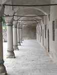 Zuilengang in kasteel Rabati