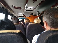 De bus is behoorlijk vol, maar er kan altijd iemand bij
