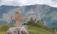 Georgisch kruis met Gergeti kerk op achtergrond