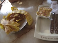 Bananenchips met een pittige citroenpeper chutney