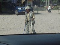 Hij houd het parkeerterrein schoon