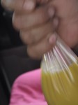 Fruitdrakje van stalletje op straat, in plastic zakje met rietje. Wàt een vondst!