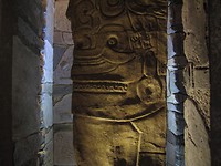 4.5 M hoge stèle van graniet uit een tempel uit de tijd van de Waricultuur, 600-100 n. Chr.