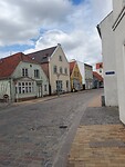 Doorkijk in een straat met oude huisjes