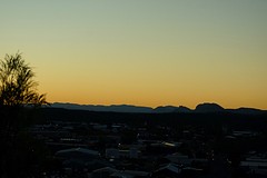 Het avondlicht boven Alice Springs en de West MacDonnell Ranges
