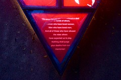 De tekst op het Gay and Lesbian Holocaust Memorial