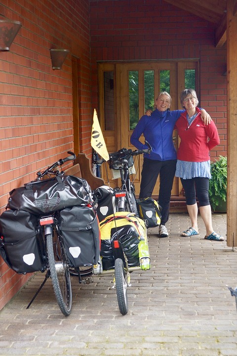 Marja en Netty voor het laatste staatsieportret