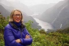 Marja bij het uitzicht over Doubtful Sound
