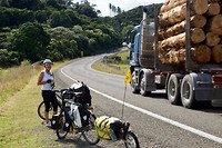 De meeste logging trucks onze kant op waren leeg, deze niet dus.