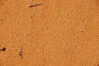 Het zand van dichtbij, de bovenste korreltjes zijn continu in beweging