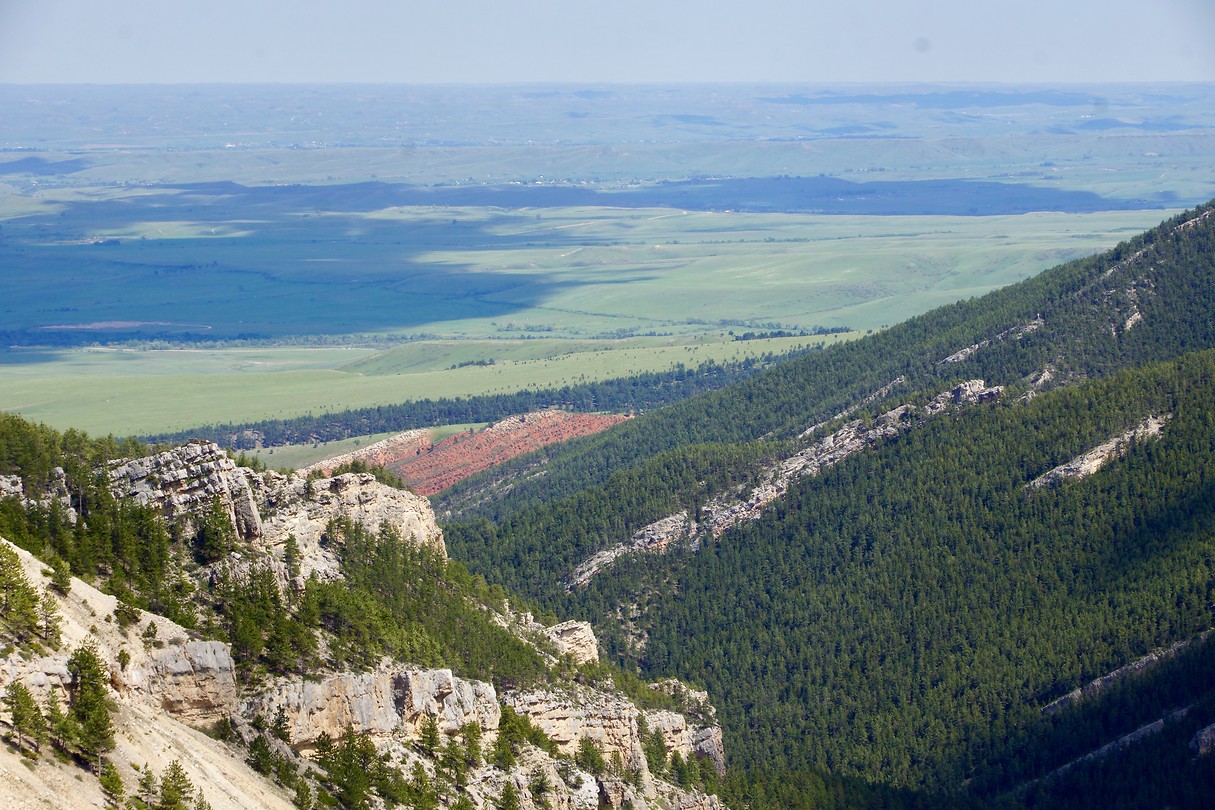 Eerste blik op de oneindige vlakte ten oosten van de Bighorn Mountains (3)