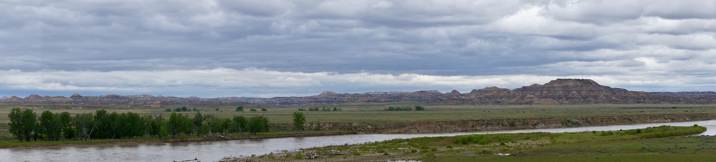 De Yellowstonerivier en de badlands bij Terry, Montana