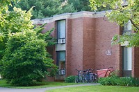 Ons studentenhuis in Lawrence, met o.a. mijn fiets ervoor, die nu geheel ontmanteld in de doos zit