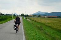 Na Padova was de weg langs het kanaal verhard - patroon op Marja’s rug modder, geen design ;)